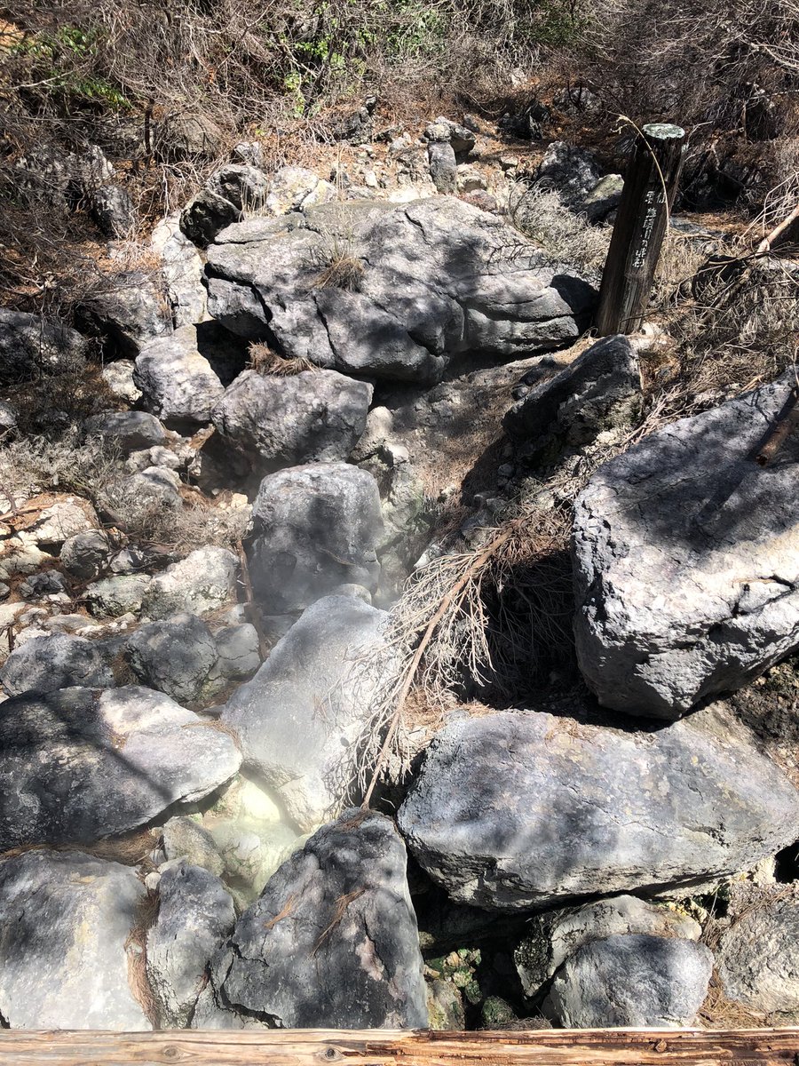 これは葬頭河の婆石