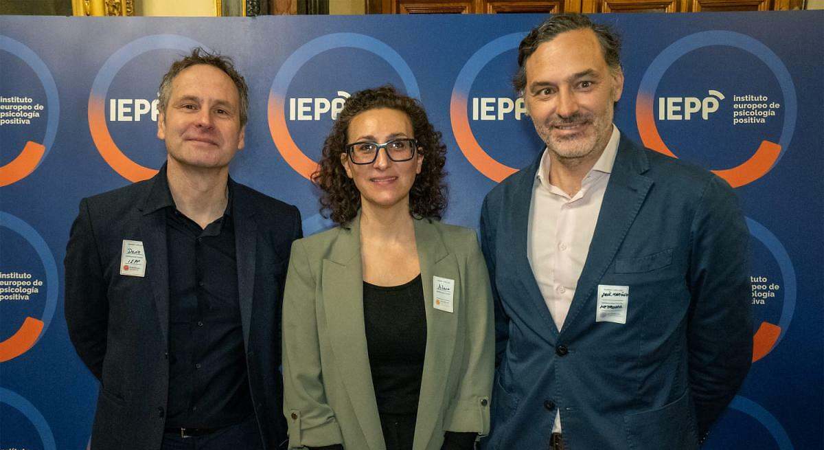 INSST_MITES_GOB's tweet photo. Aitana Garí, directora del #INSST, inauguró el II Encuentro sobre Bienestar, organizado por el Instituto Europeo de Psicología Positiva:

"El bienestar laboral ya no puede entenderse solo como motivación, sino como una cuestión de prevención de riesgos laborales."

Imagen: IEPP https://t.co/C4nXUysVCP