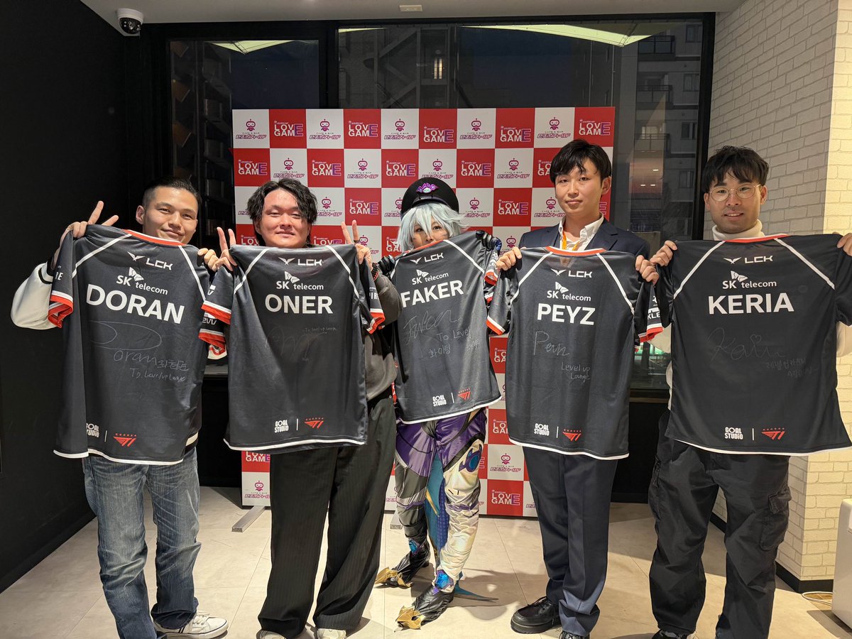 EruRyie0v0's tweet photo. 応募側5vs5のチーム写真！！！
ほんとにmid以外でゲーム作ってくれたので自分のルーン選択ミスが責められなくてよかった。。。。
（なんでヒール履いてるのに一番背小さいねん。。。）
 #LuLやったー https://t.co/gcxlsnnZei