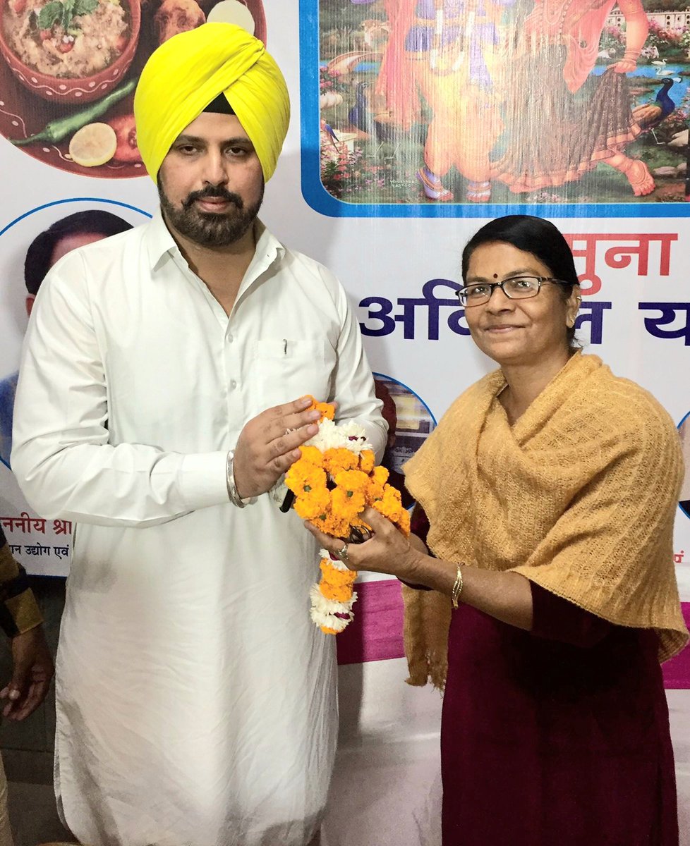 bjp_seema's tweet photo. महान क्रांतिकारी अमर शहीद भगत सिंह जी, राजगुरु जी एवं सुखदेव जी के बलिदान दिवस पर उन्हें कोटिशः नमन!
श्री यादविंदर सिंह संधू जी (शहीद भगत सिंह जी के पोते) जी से मिलना हुआ।
#ShaheedDiwas https://t.co/w4Gy4izT2t