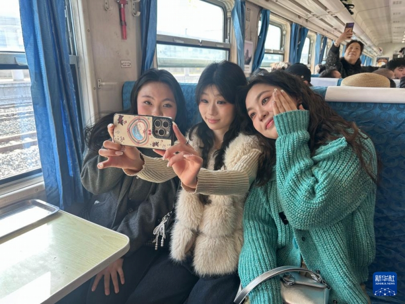 peopledailyJP's tweet photo. 【約140円で武漢市内を一周旅行できる列車が人気に】花見シーズンを迎えている湖北省武漢市で、市内を環状運転する普通列車が人気になっている。わずか6元（約140円）で約1時間50分の武漢一周旅行を楽しむことができ、経済的で、新鮮味のある春のアクティビティだと話題になっている。 #武漢 #花見 #環状線
https://t.co/EkDcxqxxvW