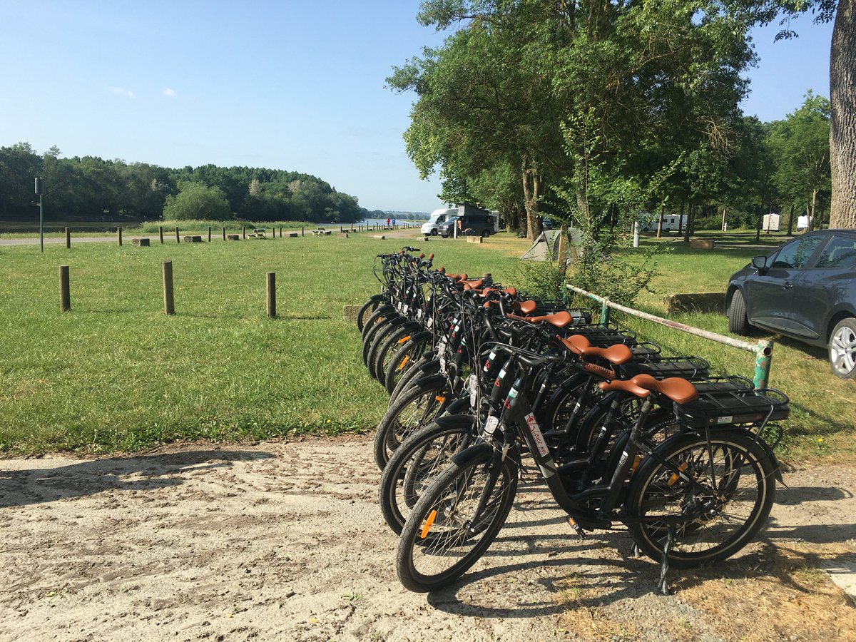 SMontecot's tweet photo. 🌿🚤 Pensez à réserver votre journée Loire Attitude ! 🚴‍♂️🌿

Envie d’une escapade originale et 100 % nature ?
👉 Partez en bateau sur la Loire et revenez à vélo électrique au fil des paysages ligériens.

Une expérience unique, douce et accessible à tous, au bord du fleuve sauvage! https://t.co/DeaESdl2i3