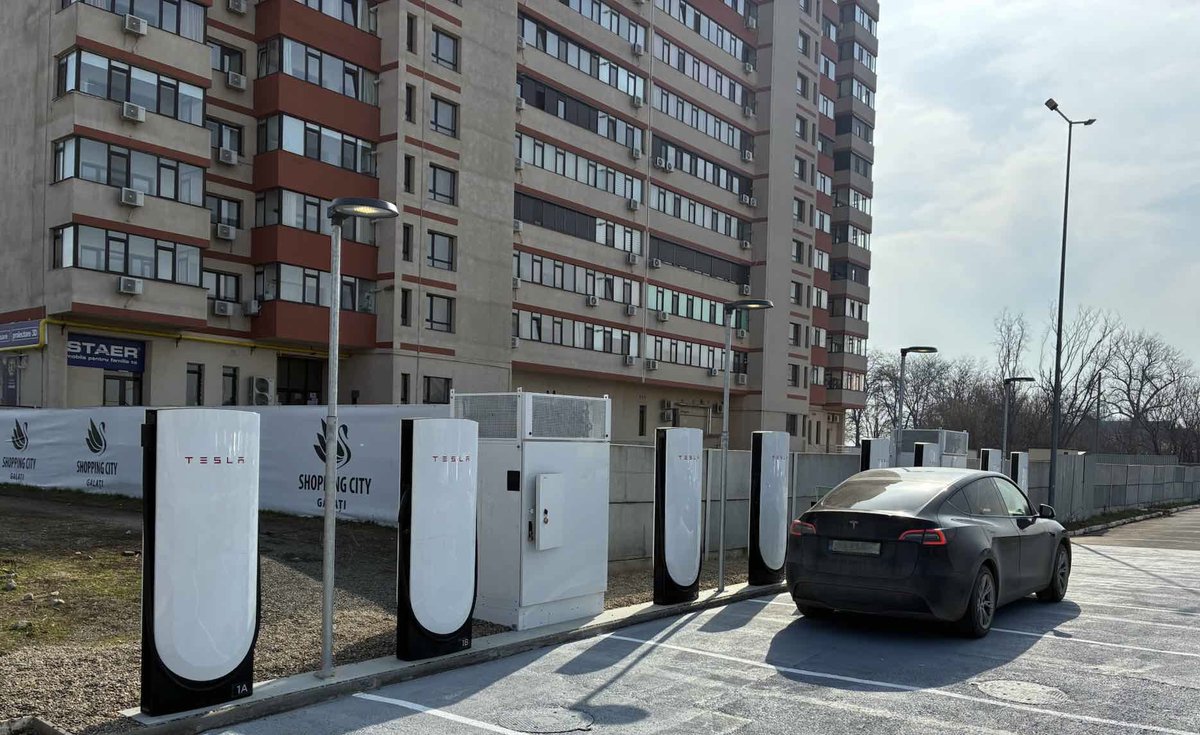 Tesla Charging tweet media