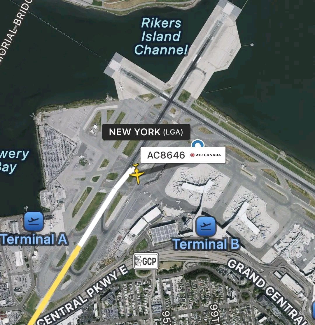 NaraSenyap's tweet image. UPDATE Visual Pesawat Air Canada Flight 8646 (CRJ-900) yg dioperasikan Jazz bertabrakan dg mobil pemadam usai mendarat di runway 4 Bandara LaGuardia, Minggu sekitar 23.37 waktu setempat.