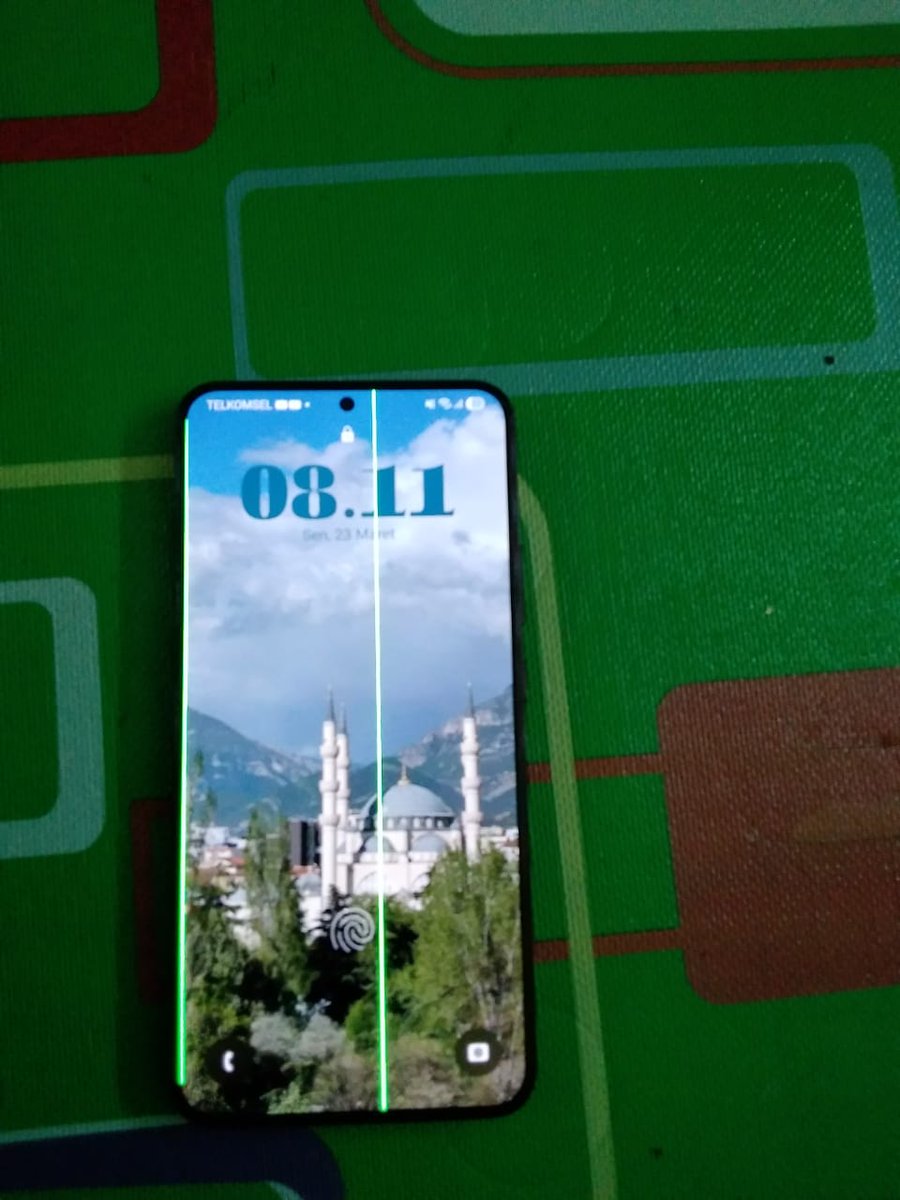 wiah_na99's tweet photo. @SamsungMobile tiba2 s22+ greenline 🥲 https://t.co/dESkg5DNxZ