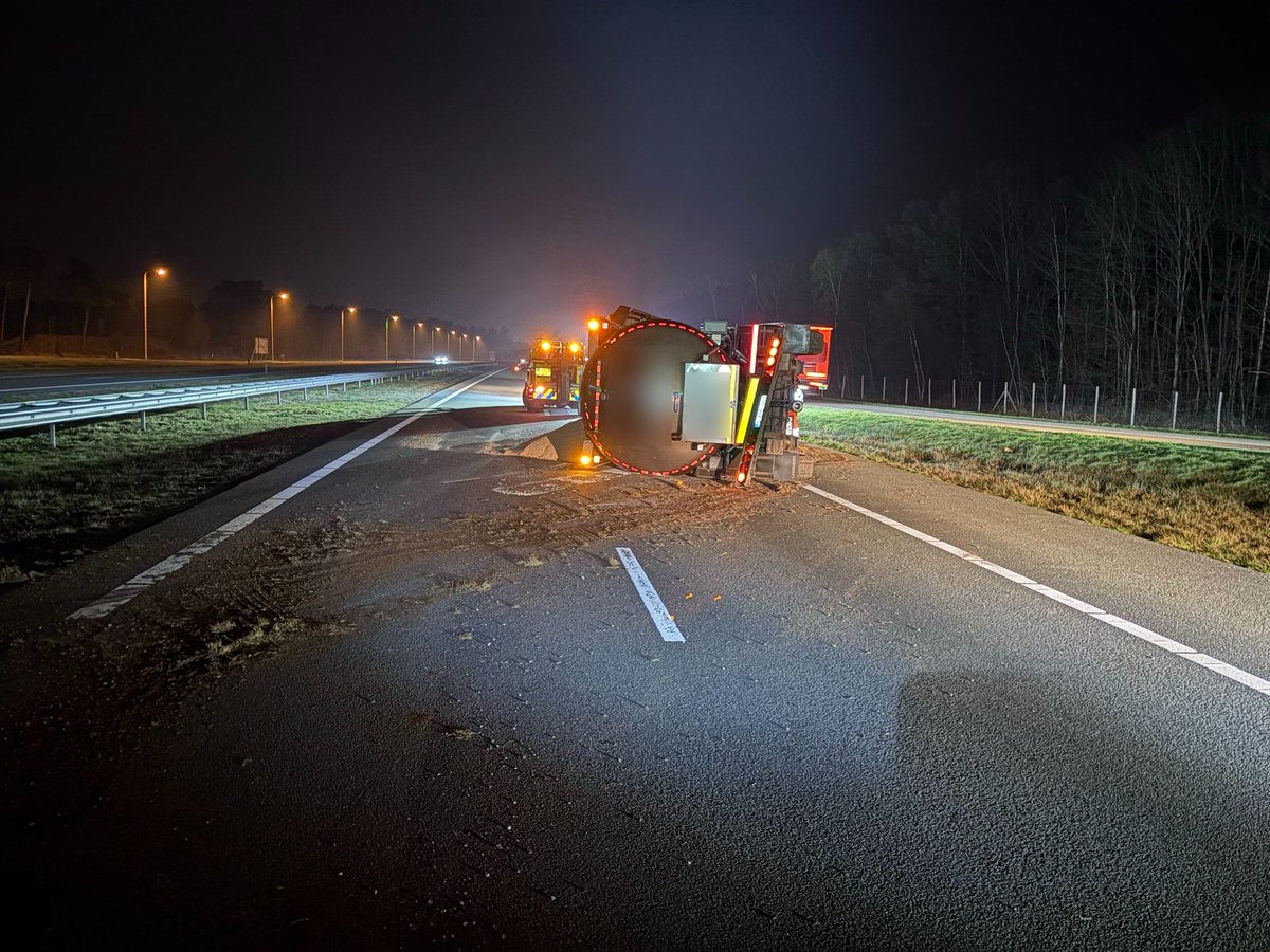 Vrachtwagen met varkensmeel gekanteld op A67 bij Hapert