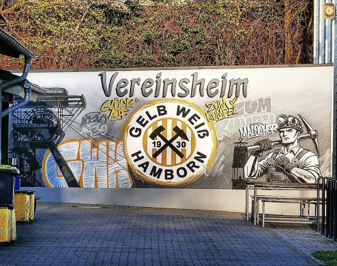 De_Dwarslat's tweet photo. #MondayMural
SV Gelb-Weiß Hamborn 1930.
Kumpelverein. ⚒️
#groundspotting #hamborn #duisburg https://t.co/kwJvxDW924