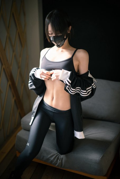 2月に出した本の
このお写真とかお気に入り。

光と陰影が綺麗でね。 