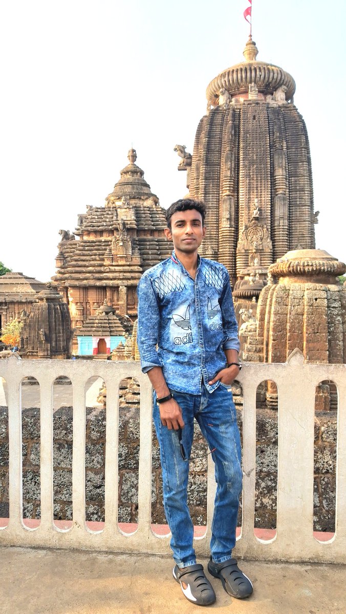 SudipMathur1's tweet photo. লিঙ্গরাজ দর্শন। 🙏🙏
​শান্তি ও স্থাপত্যের মিলনস্থল।
পাথরের গায়ে খোদাই করা ইতিহাস....  ওড়িশার কলিঙ্গ স্থাপত্যের এক অনবদ্য নিদর্শন।
​সময় বদলায়, কিন্তু এই প্রাচীন মন্দিরের গাম্ভীর্য আজও অম্লান।।
#Sudip #Sudip_Strime https://t.co/qlWVYwRIaV