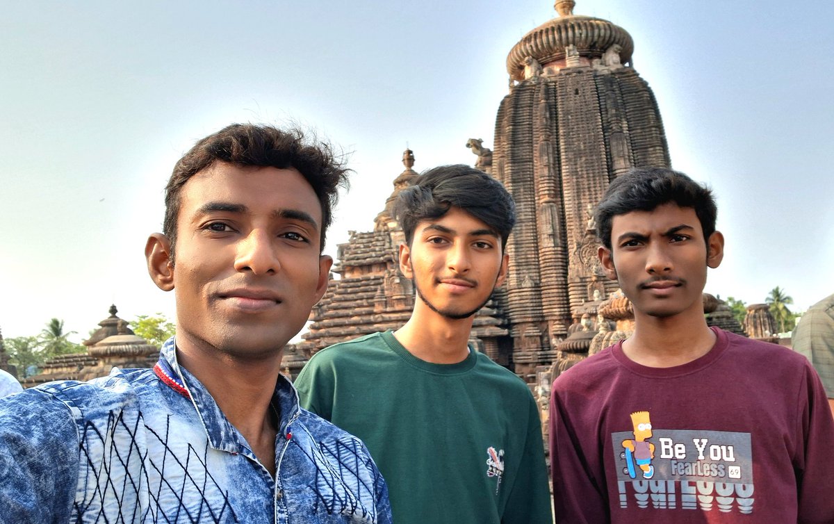 SudipMathur1's tweet photo. লিঙ্গরাজ দর্শন। 🙏🙏
​শান্তি ও স্থাপত্যের মিলনস্থল।
পাথরের গায়ে খোদাই করা ইতিহাস....  ওড়িশার কলিঙ্গ স্থাপত্যের এক অনবদ্য নিদর্শন।
​সময় বদলায়, কিন্তু এই প্রাচীন মন্দিরের গাম্ভীর্য আজও অম্লান।।
#Sudip #Sudip_Strime https://t.co/qlWVYwRIaV