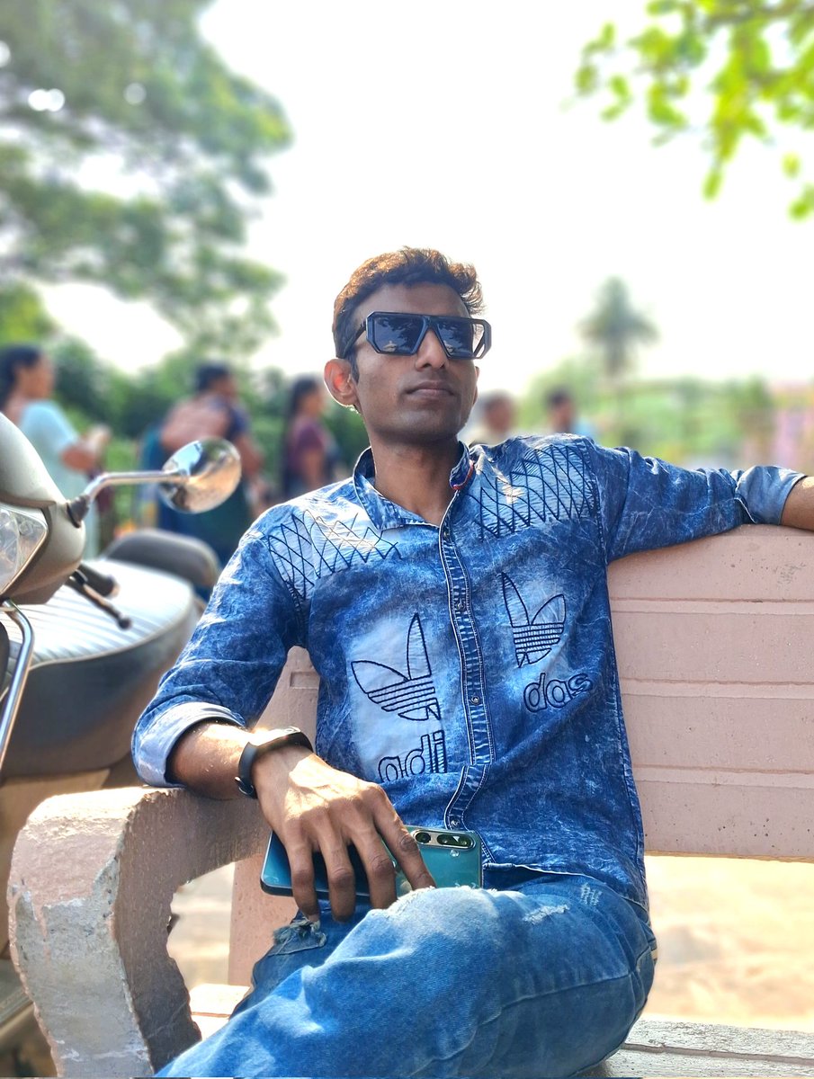 SudipMathur1's tweet photo. লিঙ্গরাজ দর্শন। 🙏🙏
​শান্তি ও স্থাপত্যের মিলনস্থল।
পাথরের গায়ে খোদাই করা ইতিহাস....  ওড়িশার কলিঙ্গ স্থাপত্যের এক অনবদ্য নিদর্শন।
​সময় বদলায়, কিন্তু এই প্রাচীন মন্দিরের গাম্ভীর্য আজও অম্লান।।
#Sudip #Sudip_Strime https://t.co/3fRik3k403