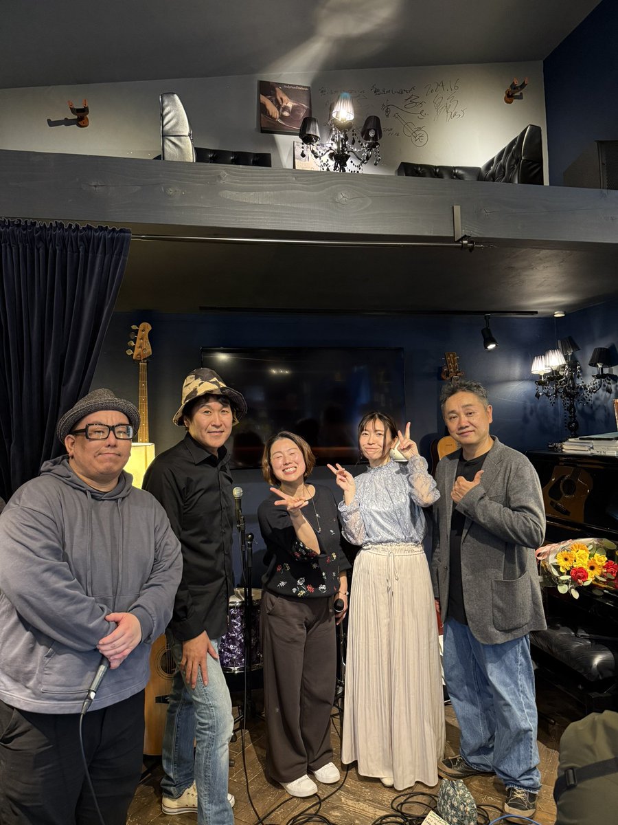 gibson_keisuke's tweet photo. 3/20は玉野市
GraceさんにてGingerライブでございました♪(๑ᴖ◡ᴖ๑)♪
新曲も披露👍
雰囲気も良い会場でテンションあげあげ
カレーは食べちゃうよね
マスト😋ですw
誘ってくれたPesmiさんとのコラボも楽しかったぁ👏
#アカペラ
#GingerBreads
#Ginger_Breads
#ジンジャーブレッズ
#松本圭介 https://t.co/Bt1pNyOaXY
