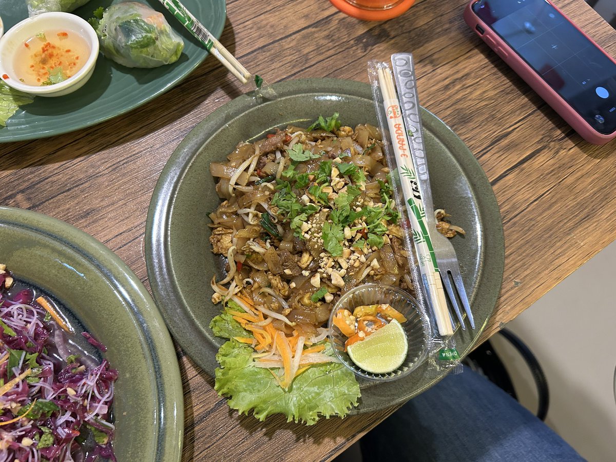 kiss-nurt-over-the-garden-gate tweet media