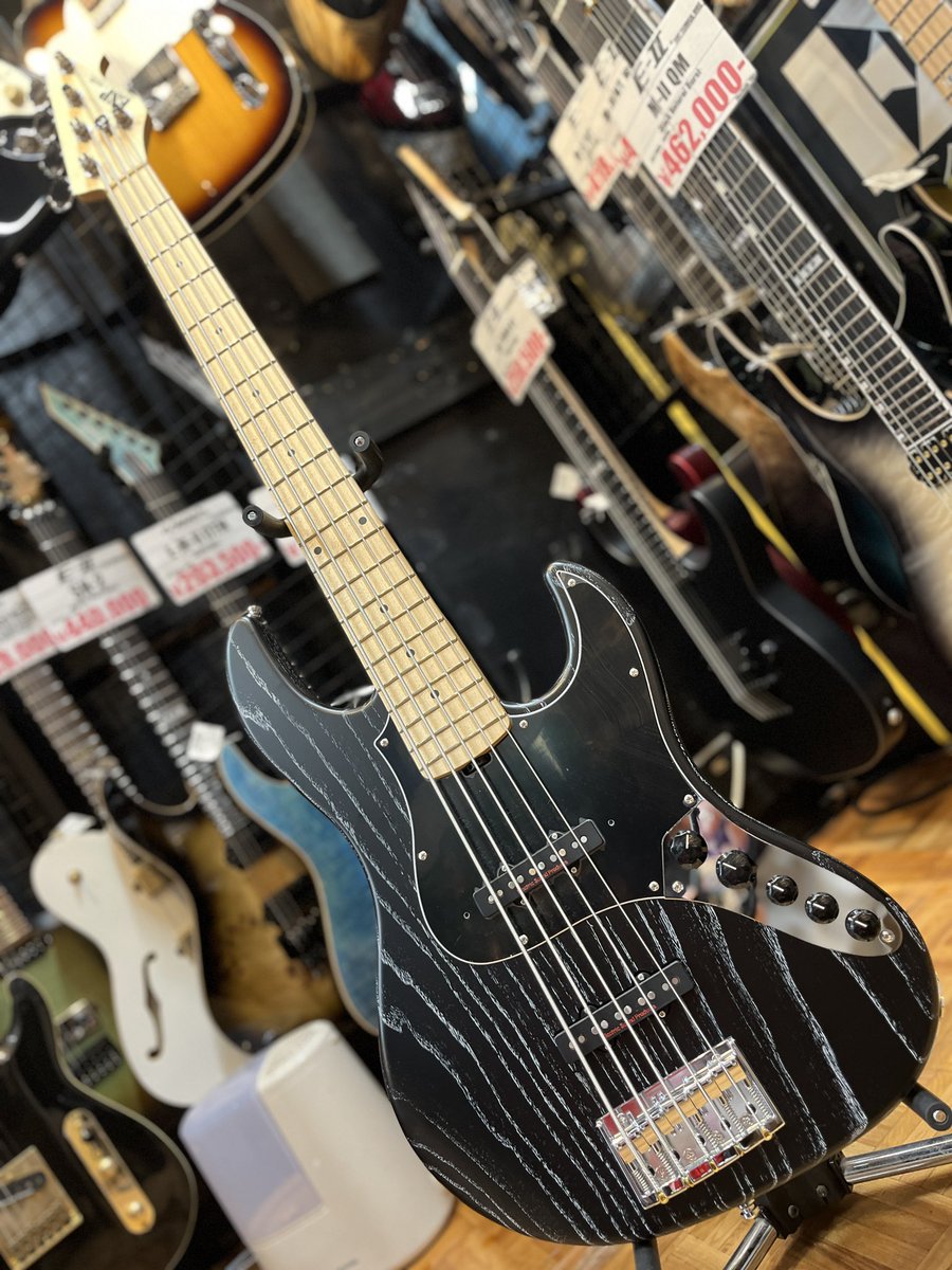 esptechhouse's tweet image. ESP AMAZE-5が新仕様となって再来！

少しスケールが短くなり、タッチ感が柔らかく手数の多いフレーズなど弾きやすくなりました！

ずとまよ。Eve、ヨルシカ、RADWIMPSのようなプレイスタイルな方には特に最適なベースです！
＃テクハスタッフサカモト
#ESP ＃ベース #御茶ノ水