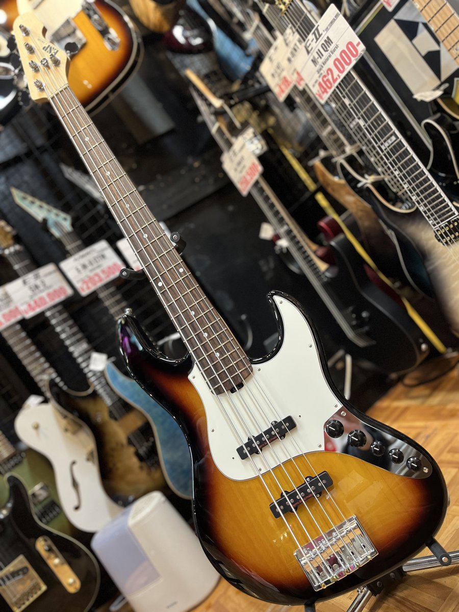 esptechhouse's tweet image. ESP AMAZE-5が新仕様となって再来！

少しスケールが短くなり、タッチ感が柔らかく手数の多いフレーズなど弾きやすくなりました！

ずとまよ。Eve、ヨルシカ、RADWIMPSのようなプレイスタイルな方には特に最適なベースです！
＃テクハスタッフサカモト
#ESP ＃ベース #御茶ノ水