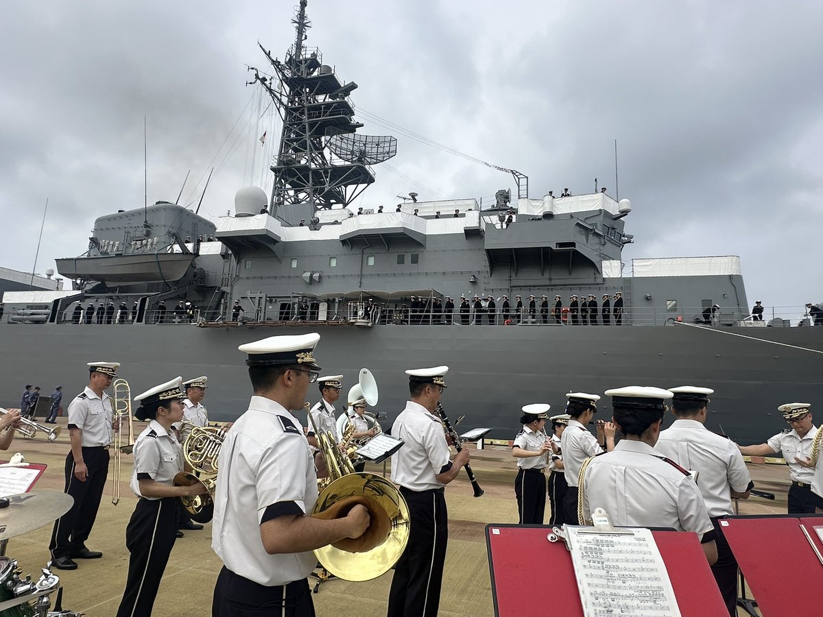 jgsdf_15b_pr's tweet photo. 第１５音楽隊は23日、海上自衛隊練習艦艇に歓迎演奏を行いました。本練習艦艇は、任官間もない幹部自衛官等が実際の航海を通じて艦艇勤務を学ぶための訓練で、日本各地を回ります。今回、那覇港への寄港を記念して歓迎演奏を行い、海上自衛隊隊員の航海の無事と今後の活躍を願いエールを送りました🇯🇵🇯🇵 https://t.co/VQO6DMBJSL