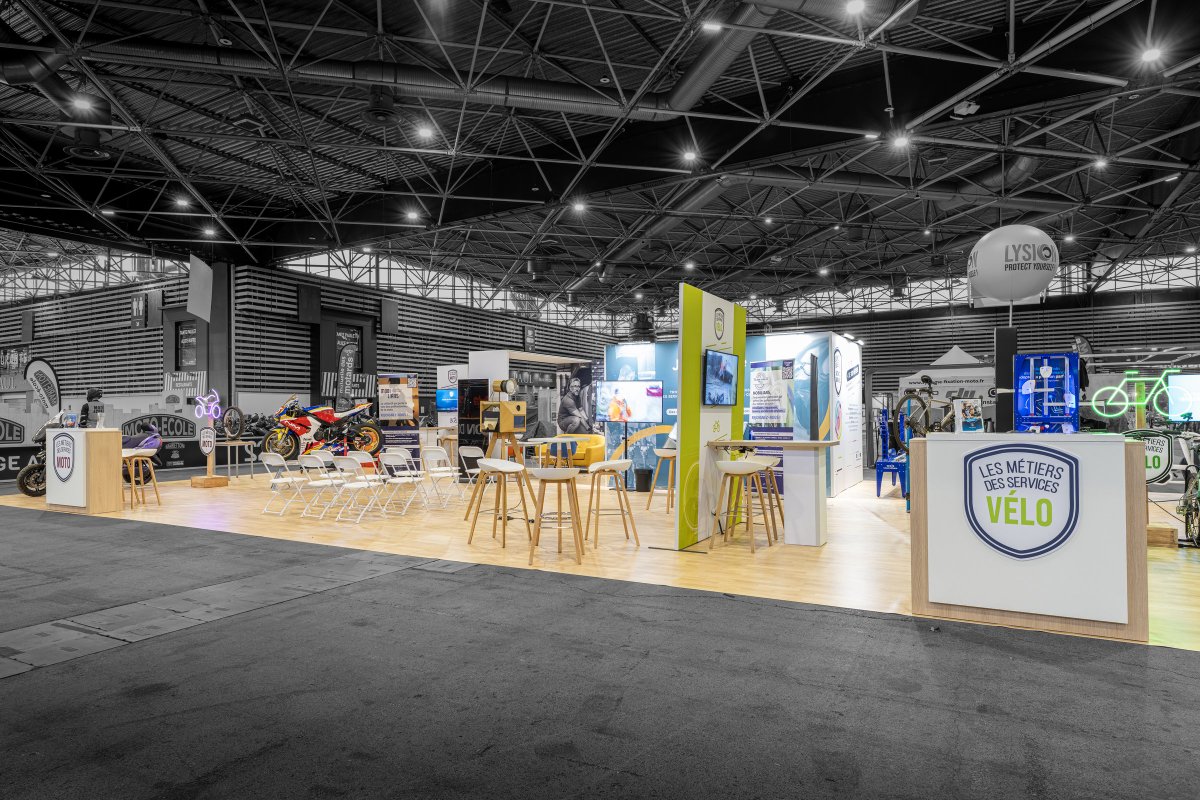 R2Stand_Event's tweet photo. R2 Stand &amp; Event réalise un stand de 162 m², dédié aux formations moto et vélo, pour l’ANFA à l’occasion du Salon du 2 Roues. 

Signature forte du stand : des néons individuels, à la charte graphique de l’exposant, créent une identité visuelle immersive, visible de loin. https://t.co/zfHDyhlfa7