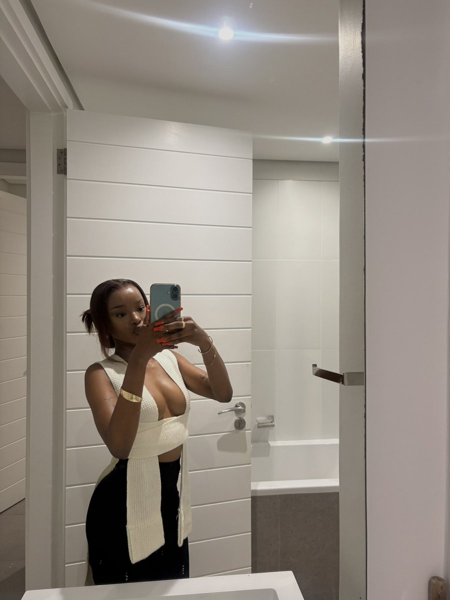 KgothatsoVee's tweet photo. standing pretty https://t.co/7XqRfOBnct