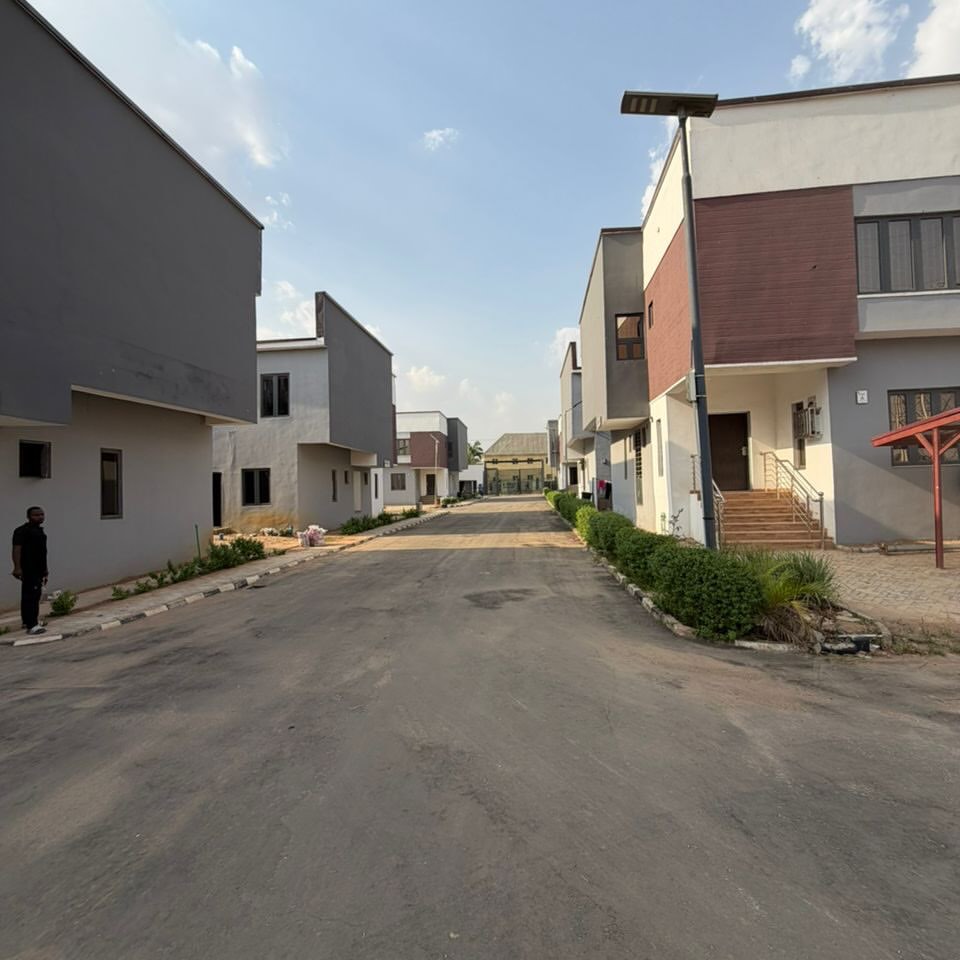 Amiinullahmk's tweet photo. LUGBE,Abuja📌

FOR MORE DETAILS
CONTACT:
☎️+2348122522704
WHATSAPP: - 
+2348122522704

#Kado #Abuja #Nigeria #Investment #Realestate #Architecture #Constructon #SMKprimeltd
#FurnituresForSale
#LuxuryFurnitures https://t.co/XjnuBRjwbQ