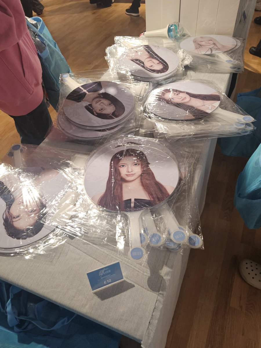 mine000_'s tweet photo. London pop up!

#NMIXX #ZEROFRONTIER #NMIXX_POPUP https://t.co/EoFqy2km7E