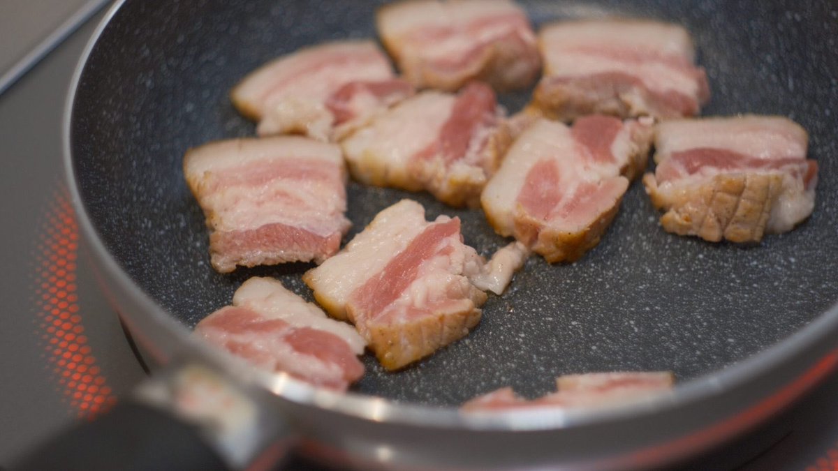 47base_jp's tweet photo. 「ハウルのあのベーコンが食べたい...」
その一心で、気づいたら栃木県産の豚バラブロックを買いに走っていました。
塩と椒だけで2日かけて仕込んだ、完全無添加、そして自家製。
燻した瞬間の香りがもう、暴力的です。
お酒が進みすぎて困っています。
皆さんは燻製にするなら何の具材が好きですか？ https://t.co/nXQZR1Y5nD