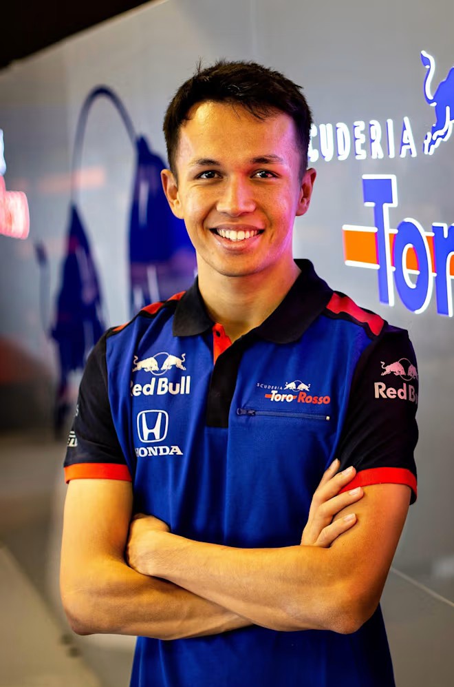 ruben_plaza98's tweet photo. ¡Feliz cumpleaños! Hoy el gran Alexander Albon, primer tailandés en conseguir podio en Fórmula 1, cumple 30 años 🎂
Happy Birthday @alex_albon 🎂
#AA23 #Albon #Tailandia #ToroRosso #RedBull #Williams #F1 https://t.co/7cRqPYKzOg