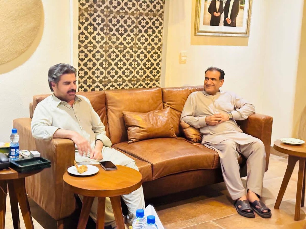 SyedKumailHShah's tweet photo. At Qasr-e-Nasir House in Rohri celebrating Eid with political, administrative, and community members.
@SyedNasirHShah
#SyedNasirHussainShah #SNHS #SyedKumailHyderShah #ChairmanDistrictCouncilSukkur #SKHS #PPP #EidMubarak #EidDay2 https://t.co/WmP0c9d9bY