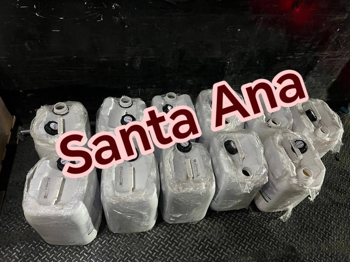 HRS4NTOS's tweet image. 🚨Durante la revisión de la unidad, los oficiales localizaron 22 bidones con capacidad de 20 litros cada uno, que contenían un líquido con características similares a la metanfetamina, sumando aproximadamente 440 litros.
#SantaAna #Sonora #Carretera15 #Seguridad #Fiscalia