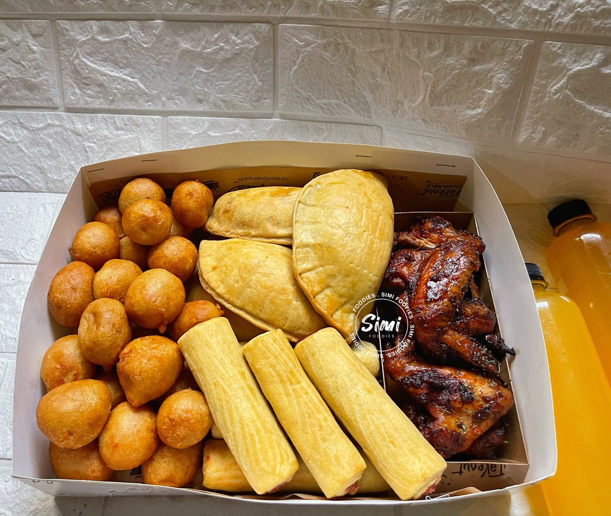 SisiSimifoodies's tweet photo. Our Small Chops &amp; Pastries Boxes are selling out fasttt 😁
SmallChops Box: 25,000
Pastries Box: 35,000
If you’ve not ordered yet, what are you waiting for🌚This is your sign to stop scrolling and treat yourself right!
 
For hangouts, gifting, or just pure enjoyment, send us A Dm. https://t.co/40D0i1aQHo