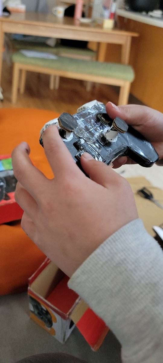 yama37286's tweet photo. Switch持ってないのに「ほな作るわ」って段ボールでSwitch2完成させてた😂
箱から開封して普通に遊んでるの意味わからん笑
こんな愛され方してますで @Nintendo さん🙏
#Nintendo #Switch #段ボール工作 #子供の発想 https://t.co/acdKiTSM6X