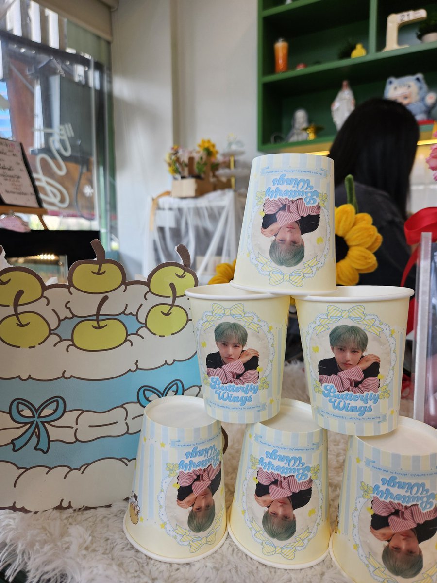 Starryniche's tweet photo. ไปคาเฟ่แถวเซ็นลาดฯโดยบังเอิญ พึ่งเห็นว่าเขาจัดอีเวนท์วันเกิดน้อง คือแบบนั่งยิ้มลำพัง หัวเราะลำพังมาก งานน่ารักปุ๊กปิ๊ก แถมเห็นสาวๆเหรินชินคือแต่งตัวสวยทุกคน เห็นละเขินนนนน 
#HBD26thBirthdayRenjun
#Renjunday
#OurPreciousButterflyRenjun https://t.co/U6vPAu1pUl