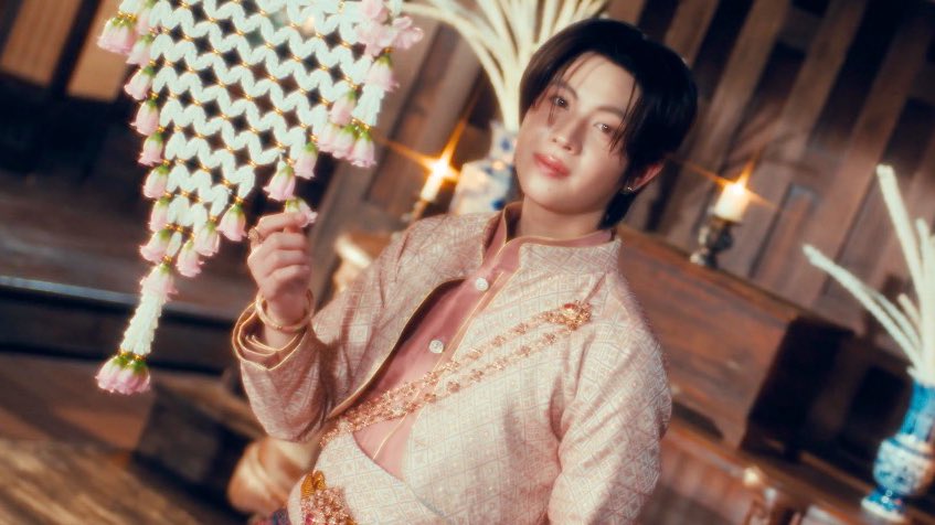 นอกจากเพลงจะเพราะแล้ว ซีรีส์ก็น่าดูมาก ๆ เลย ภาพสวย นักแสดงเริ่ด นักร้องจึ้ง อยากดูภพเธอที่มีเสียงเฟิร์สประกอบแล้วหนาาา

FIRSTONE LUAT TEASER
#Teaserเพลงภพเธอ