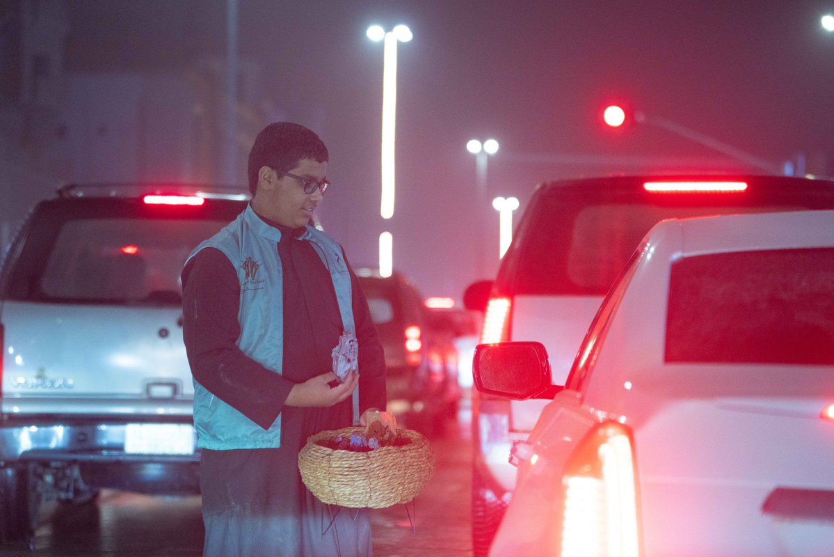 #عنيزة 
#العيد_في_عنيزة 

تزامناً مع عيد الفطر المبارك، وزّعت جمعية التنمية الأهلية بعنيزة أكثر من 2000 عيدية، لترسم الفرح وتغمر القلوب ببهجة العيد .