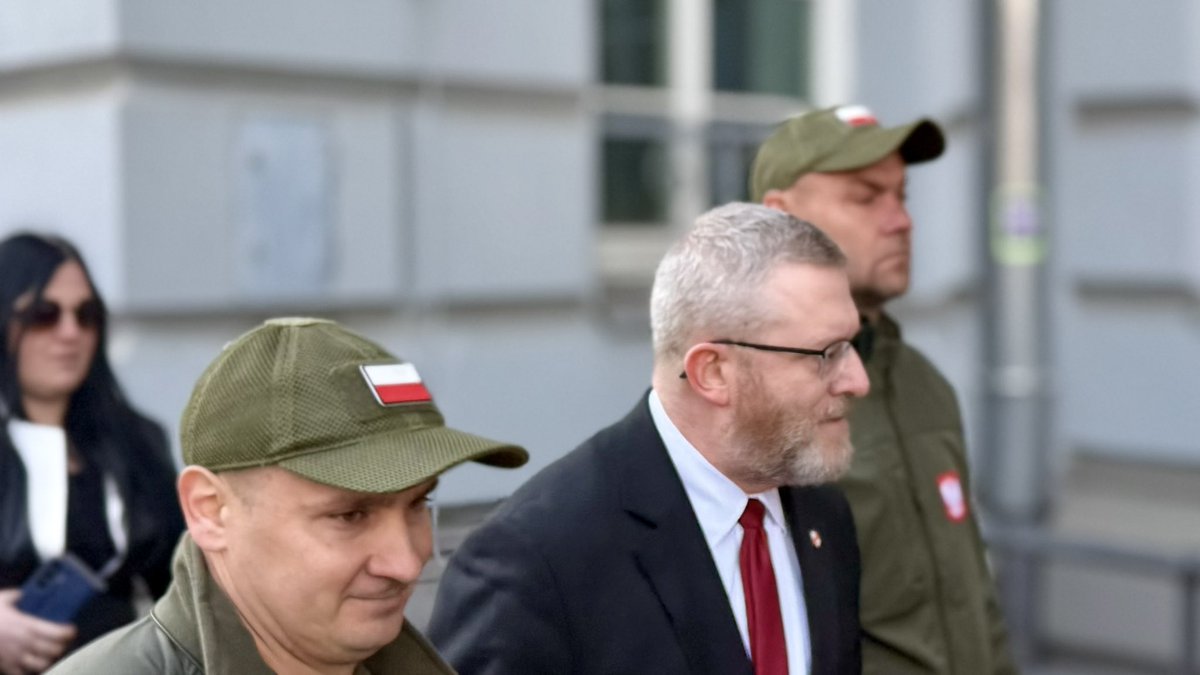 Grzegorz Braun ponownie złożył wniosek o wyłączenie prokuratorki ze sprawy za wtargnięcie do szpitala w Oleśnicy. Prokuratura odrzuciła wniosek a europoseł wg śledczych bezprawnie opuścił  prokuraturę. Teraz pozostaje tylko wniosek do PE o zgodę na doprowadzenie <a href="/RadioZET_NEWS/">Radio ZET NEWS</a>