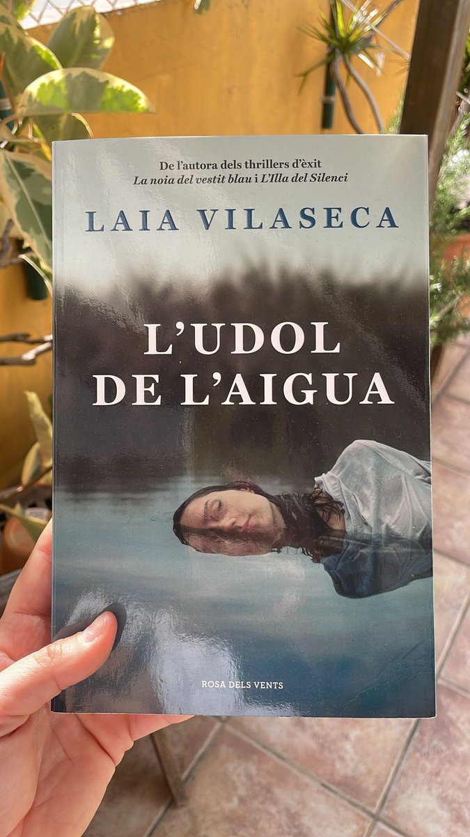 Nuriavj20's tweet photo. I què bé tenir autores catalanes amb la imaginativa de @LaiaVilaseca. Vaig agafar-lo i no el vaig poder deixar. 
Sempre molt fan de les històries amb salts temporals que estan interconnectats i que teixeixen una història de 10. 
Llibre ja recomanat i deixat a amistats ✨️ https://t.co/YqyRlbcUwm