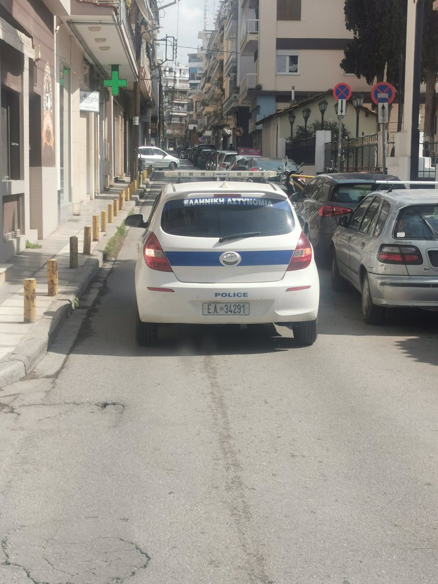 tsokarela's tweet photo. @hellenicpolice σήμερα πρωί #Θεσσαλονίκη. Εγω ημουν απο πίσω μισή ώρα. Το αποτέλεσμα κομφούζιο και αγανάκτηση. Έπειτα από πολλές κλήσεις κατέβηκε και το πήρε.Η δικαιολογία,έχει περιστατικό (αμφιβάλλω). Και αν όντως είχε, δη��ιουργησαν ένα ακόμα https://t.co/TJtz1fQRLb