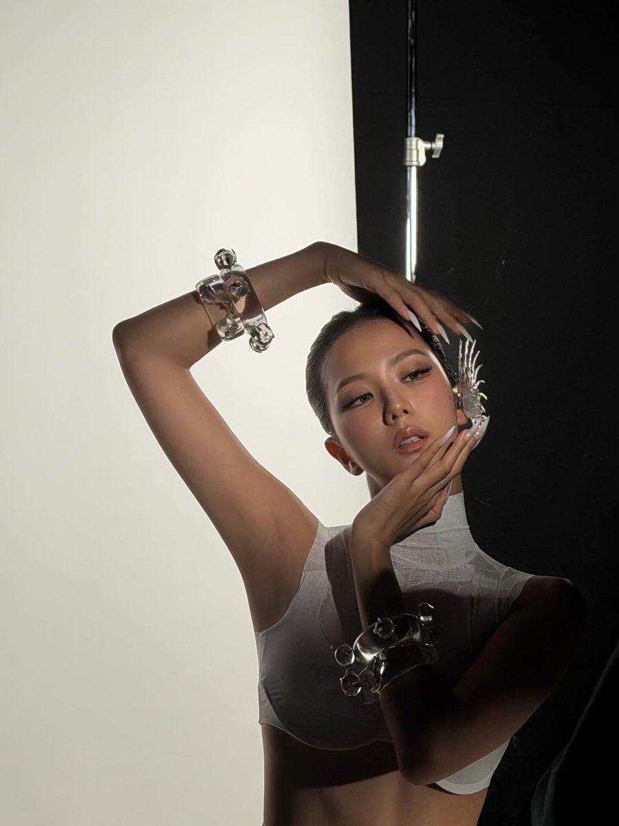 FOREVER KIM JISOO tweet media