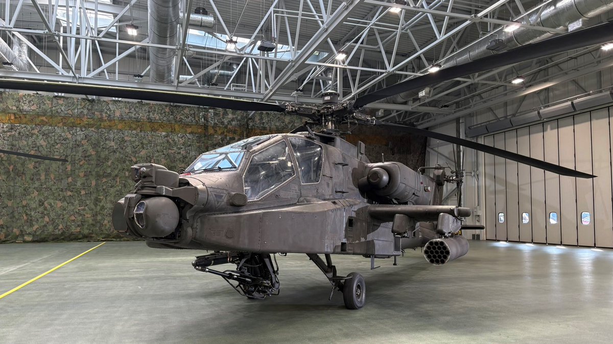 AgencjaUzbr's tweet image. Dziś, 23 marca 2026 r., w #WZL1 @PGZ_pl została podpisana umowa z @LockheedMartin w zakresie ustanowienia w Polsce zaplecza serwisowego śmigłowców #AH64E #Apache #ApacheGuardian.

Agencję Uzbrojenia reprezentowali: Zastępca Szefa #AU, płk Robert Frommholz, oraz Szef Oddziału Umów