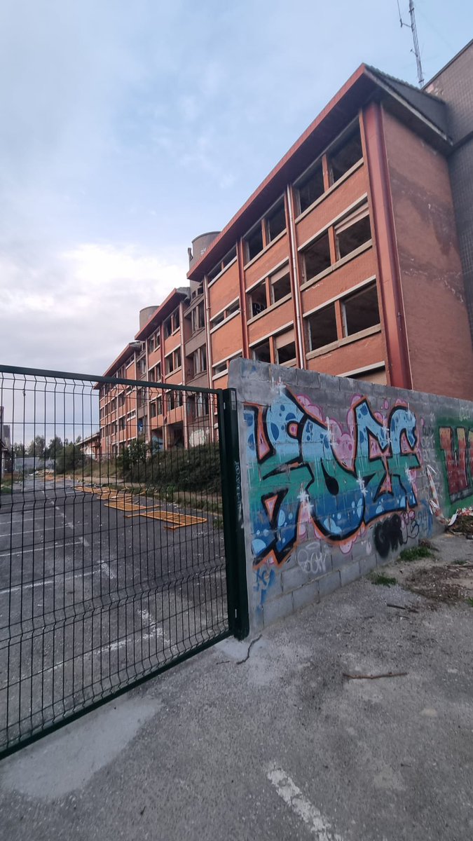 FOROAstJoven's tweet photo. Nuestros compañeros de @FOROAviles visitaron el barrio de #Valliniello para denunciar el abandono del gobierno municipal. 

Reclaman mejoras en aceras, seguridad peatonal y señalización, además de actuar ante la degradación de la antigua escuela de FP y la pista deportiva. https://t.co/trmaFFoTdn