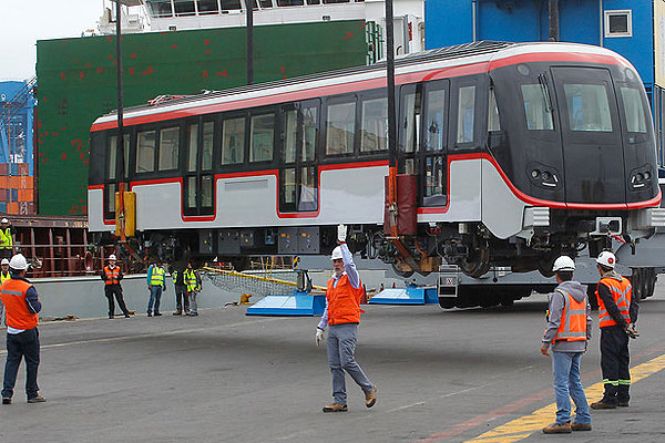 FabianFFV's tweet photo. Compra de🚍 vs 🚆

¿Cómo aprueba el Estado chileno la compra de buses vs trenes (EFE y Metro)?

Si bien ambos son modos del transporte público, el proceso y el trato es totalmente distinto. Interesante ver la asimetría en la agilidad del proceso para uno y el otro (Hilo): https://t.co/gR4HoqlBuw