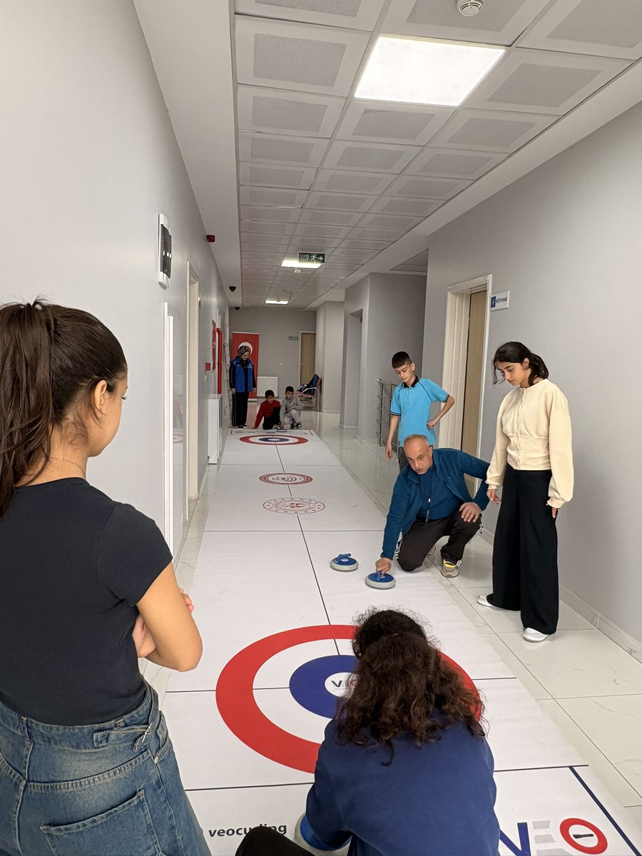 GSB_OrduzuGM's tweet photo. #OkullarMerkezimde projesi kapsamında Elmasuyu Ortaokulu öğrencilerini gençlik merkezimizde ağırladık. Curling oynayarak hem eğlendik hem de keyifli vakit geçirdik. 🥌 https://t.co/XnIKyzr2Pd