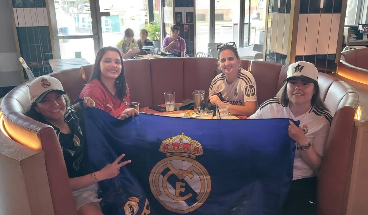 RMSurDeFlorida's tweet photo. Que lindo es ganar así!! el derbi de ayer se vistió de merengue, 3-2 y a seguir ganando @realmadrid!! Gracias a todos! Hala Madrid!!!👏🏻⚽️��
#RMSurDeFlorida #RealMadrid #MadridismoUSA #MadridistasMiami #LaLiga https://t.co/6PcT0uEaAi