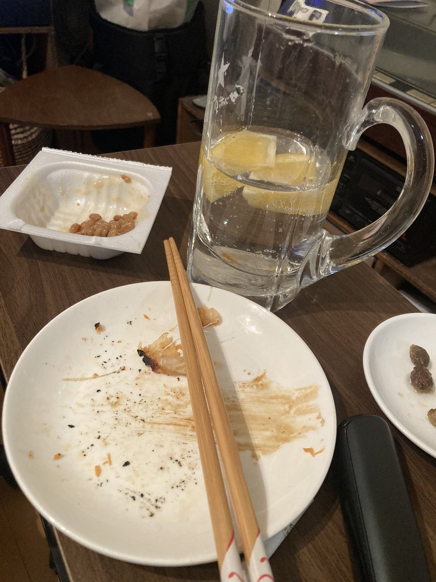 ビール350✖️2本、大ジョッキレモンサワー(今半分くらい)で、色々どーでもよくなってきた。ありがとう、アルコホール。
だいぶやさぐれ写真。