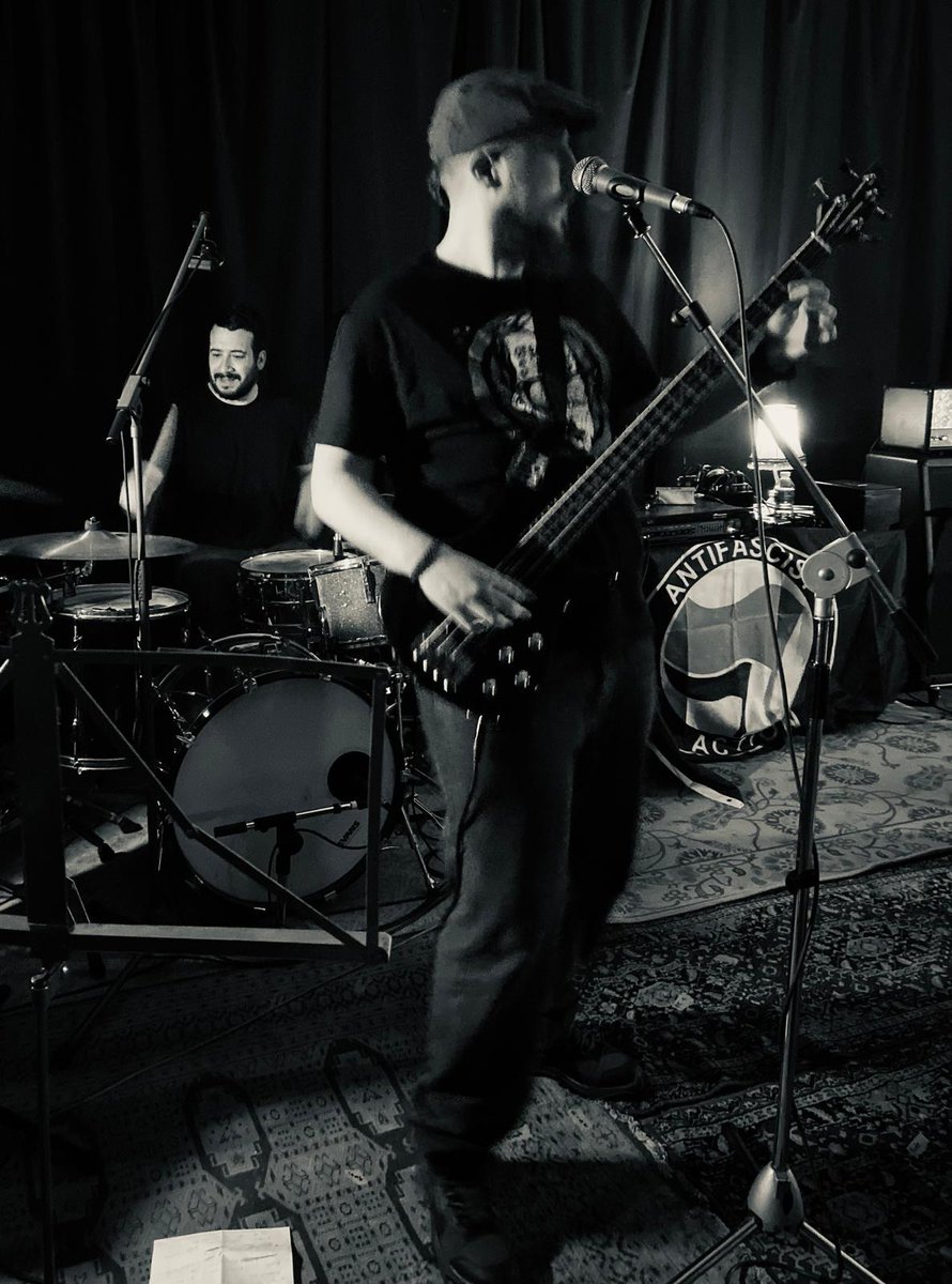 osbarbansonicos's tweet photo. O sábado en Compostela foi unha gozada compartir esa noite con tanta boa xente en especial coas hordas luguesas. @mutualistaslugo unha pasada de banda e a jam final un momento único co @lopezdapenadiego, @andreshaensel, @miss.rottenmeier_foto e Alex de @mutualistaslugo á batera🔥 https://t.co/sllCIYCIxl