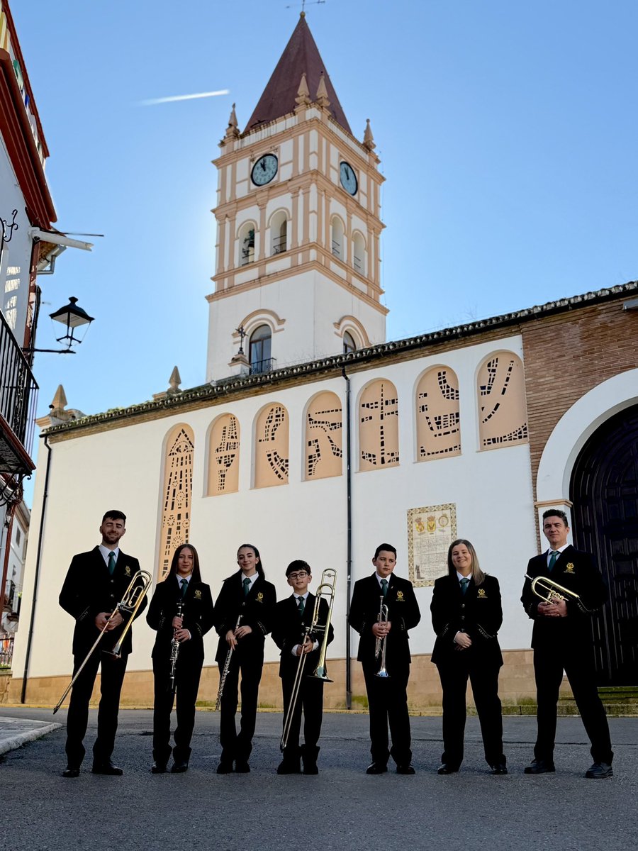 BMMPacoTenorio's tweet photo. 🙌 NUEVA UNIFORMIDAD 🙌

Confeccionados en los talleres de @SMarisaOrtega, respetan los cánones del traje clásico de solapa con escudo bordado en hilo de oro. Lo rematan el bordado de “Arriate” en cada manga. https://t.co/jHpHHuBZ38