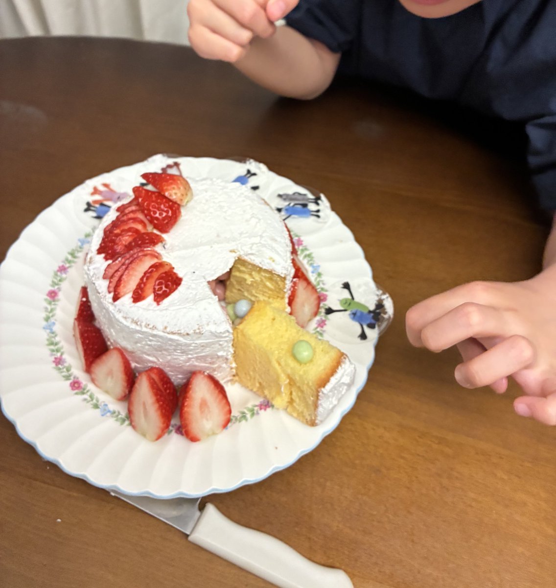 三男の誕生日にスンスンのお菓子ケーキ作りました〜！！！！！✨
中からお菓子が出てくる✌️✨
うんとかわいい❤️
