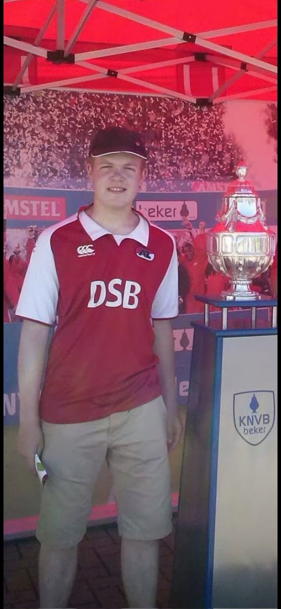 Twintig kilo (naar beneden afgerond) lichter, kek petje, iets te lange korte broek. Deze foto is voor mij het keiharde bewijs dat de laatste prijs voor AZ een eeuwigheid geleden is.