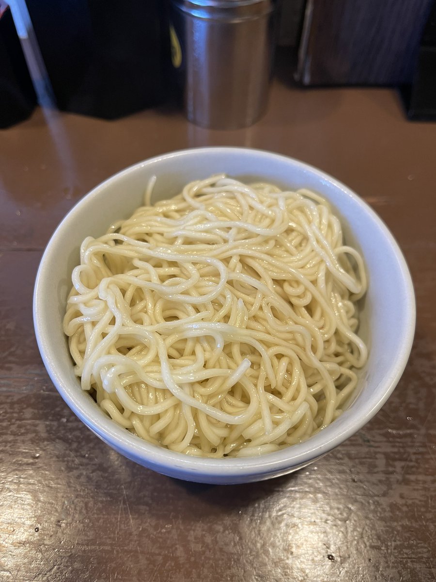 麺処 宥乃
手揉み煮干し中華 白醤油
仕事の合間に宥乃でランチ💨
先日は黒を食べたので今日は白🤍
闇夜氏の真似して今日は柔めで食べたらめちゃうまー🤩
細麺の替玉もとってもうまい😍
麺が変わるとスープの味も変わる🥰
しかし煮干し中華いいっすね〜😚
今日も大満足でご馳走様でした🙏
#麺処宥乃