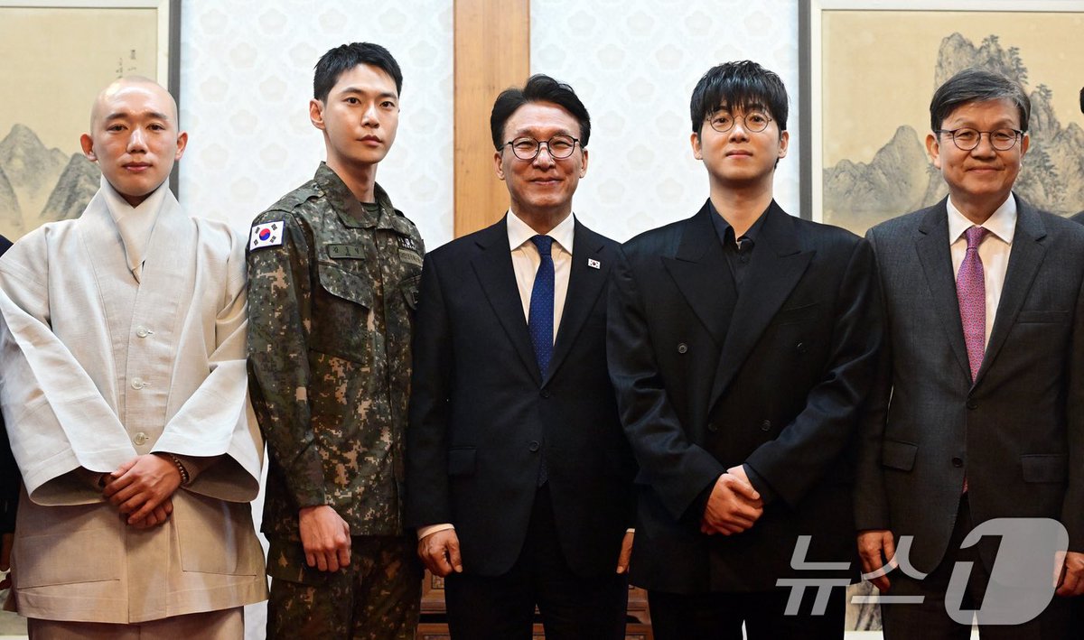 เริ่ดไหม หายไปนาน กลับมาอีกทียืนจับมือกะนั่งทานข้าวข้างนายกรัฐมนตรีเกาหรีใต้คนปัจจุบัน นางเปนดาวมากกกกก