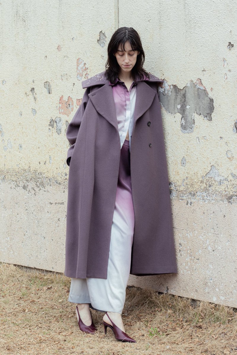 Glint beads embroidered long coat
”Glint " = きらめく
贈り物から受け取った小さな小さな愛情と喜び
喜びに心がときめく瞬間をビーズ刺繍とスパンコール刺繍の技術を用いて表現
murral.jp/products/262-0…